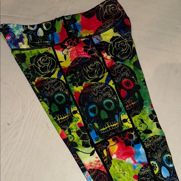 CVG *NWOT* Women's Skull Tie Dye Capri Leggings - Picture 8 of 11